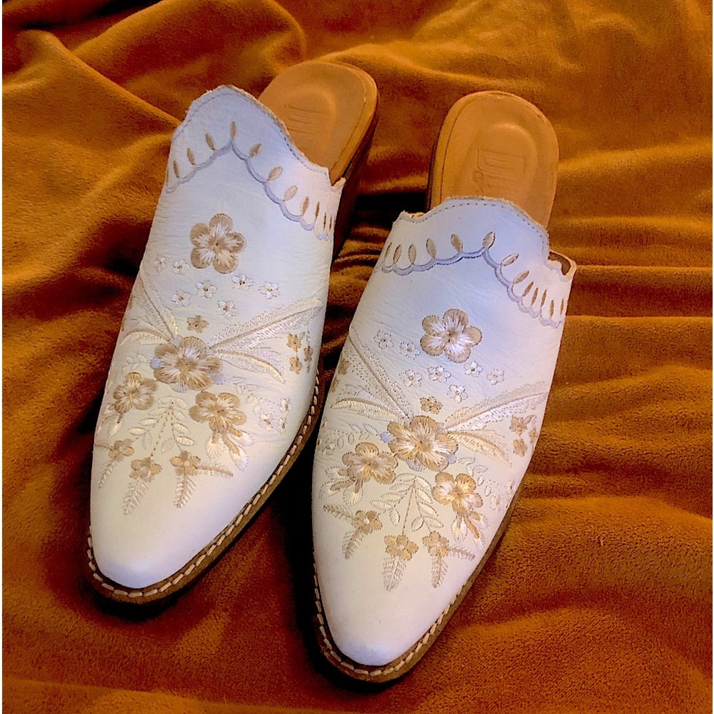Dingo Wildflower Primrose Floral Embroidered Mule Womens Off White Casual Boot